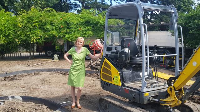 Bezirksvorsteherin Silke Kobald besuchte persönlich die Arbeiten, die für eine Attaktivierung des Streckerpark sorgen.