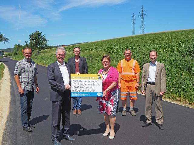 Martin Mühlbacher (GGR in Sieghartskirchen), LT-Präs. Karl Wilfing, Horst Kronawetter (Leiter der Straßenmeisterei Atzenbrugg), Josefa Geiger (Bgm. in Sieghartskirchen), Gottfried Nestelberger (Straßenmeisterei Atzenbrugg), DI Ronald Keiblinger (Leiter-Stv. der NÖ Straßenbauabteilung Tulln).
