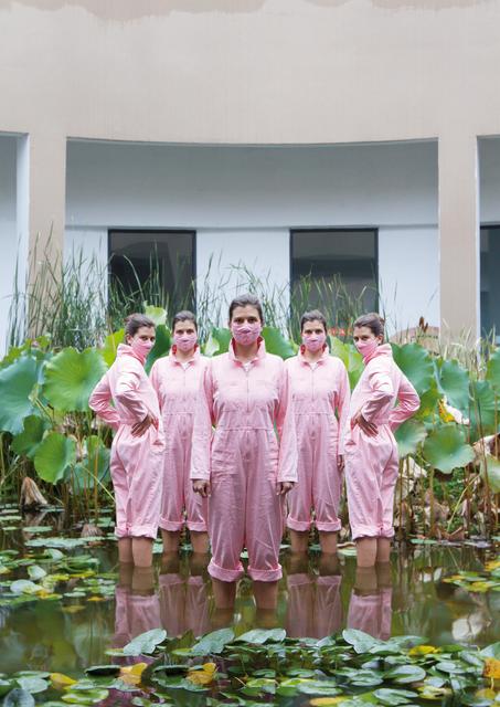 In diesen fotografischen Selbstinszenierungen wechselt die Künstlerin zwischen den Rollen als Objekt und Fotografin und dokumentiert diesen performativen Prozess. | Foto: Anny Wass, lotus, 2019