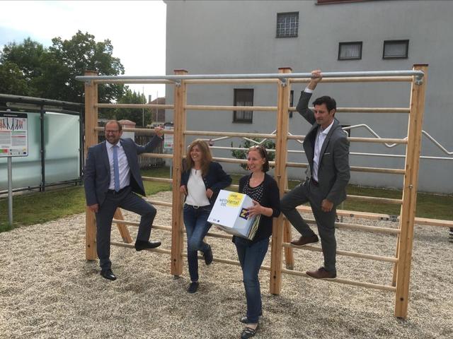 Motiviert! Bürgermeisterin NR Angela Baumgartner, LEADER Region Weinviertel Ost Geschäftsführerin Christine Filipp, LA René Lobner und VP-Landesgeschäftsführer Bernhard Ebner testen die neuen Fitnessgeräte in der Gemeinde Sulz.