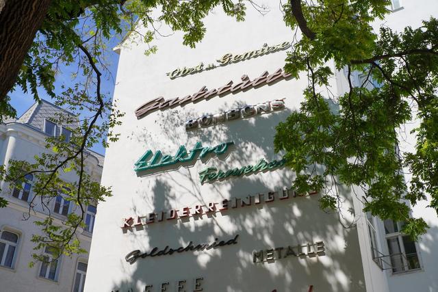 Einen neuen Platz haben zwölf historische Schriftzüge einstiger Geschäfte bekommen. Die Mauerschau ist nun auf der Feuermauer der Leopoldsgasse 51 zu sehen.  | Foto: Hannes Hochmuth