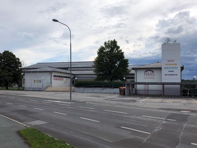 Nach gründlicher Vorbereitung hat der Stadtrat die Erweiterung der Renovierungsmaßnahmen in der Neuen Mittelschule Güssing diskutiert.