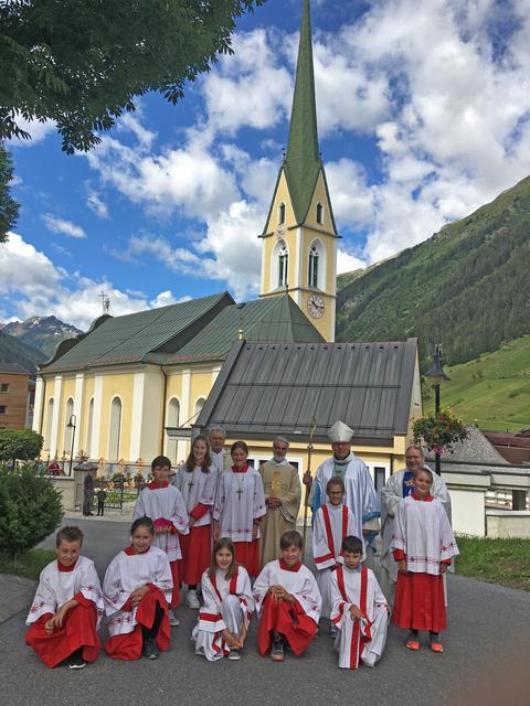 Vor dem Einzug in die Pfarrkirche von Ischgl: Vikar Michael Stieber, Diakon Karl Gatt, Bischof Glettler und Pfarrer P. Bernhard Speringer mit den Ministrantinnen und Ministranten. | Foto: Diözese Innsbruck/Zöhrer