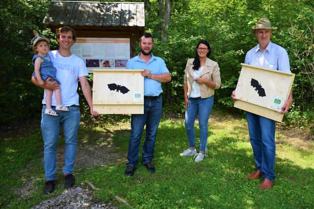 (von links) Naturpark Ranger Julian Kogler (mit Klara); Alexander Rachoi (Naturpark Rat), Landesrätin Sara Schaar, Klaus Krainer (Arge Naturschutz)