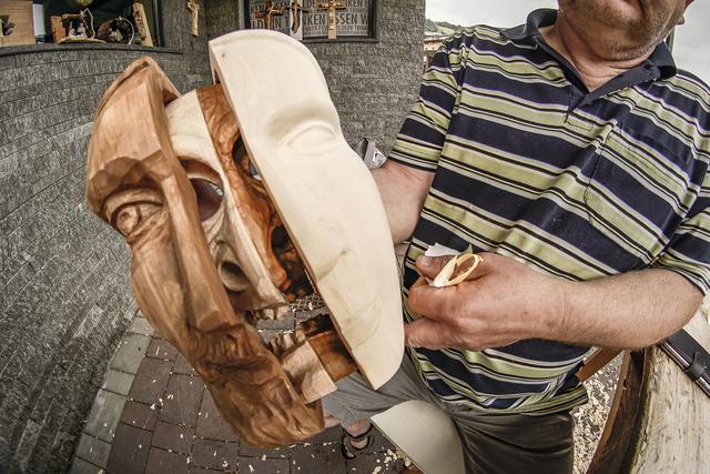 Verschiedenste Figuren, Portraits oder auch Möbel entstehen im Zuge des Get-togehters.