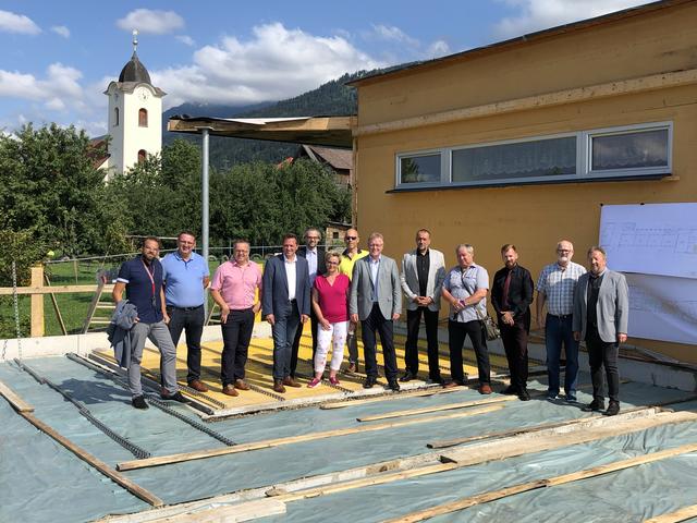 Eine Abordnung der Marktgemeinde Arnoldstein, angeführt von Bürgermeister Erich Kessler (ganz rechts), beim Spatenstich im Kindergarten „Triangel“