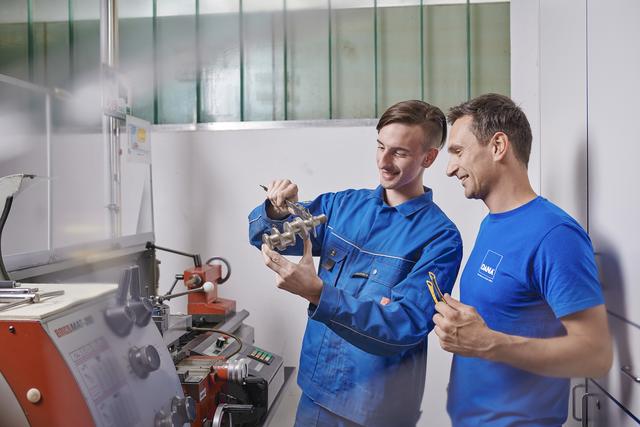 Neuer Ausbildner im DANA Team: Metalltechnik-Lehrlingsausbildner Mario Höller (re.) mit Lehrling Nico Jetzinger im 2. Lehrjahr.