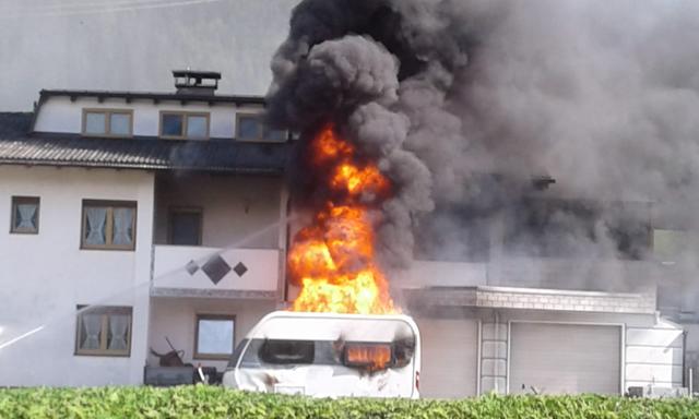 Erheblicher Sachschaden: Brand eines geparkten Wohnwagens in Faggen.