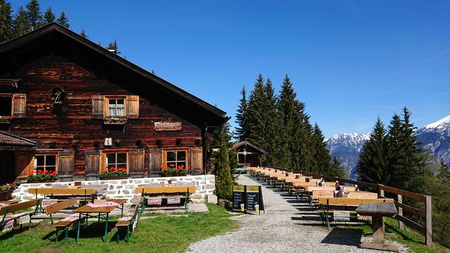 Auf der Götzner Alm freut sich Pächter Patrick Jenewein ab Samstag wieder auf viele Gäste – alle Tests brachten ein negatives Ergebnis!