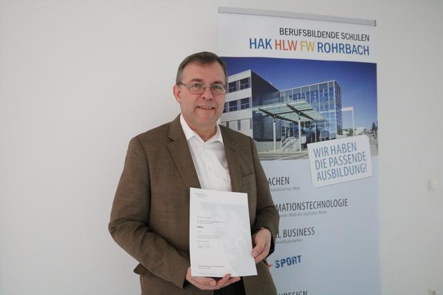 Bundespräsident Alexander Van der Bellen zeichnete Roland Berlinger mit dem Titel "Hofrat" aus.