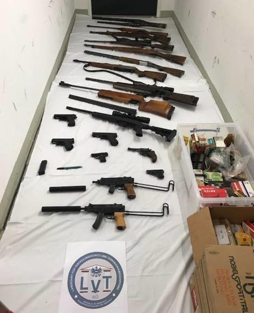 Bei einer Hausdurchsuchung Anfang April wurden eine größere Anzahl an illegalen Schusswaffen, Munition, Sprengkapseln und NS-Devotionalien sichergestellt.