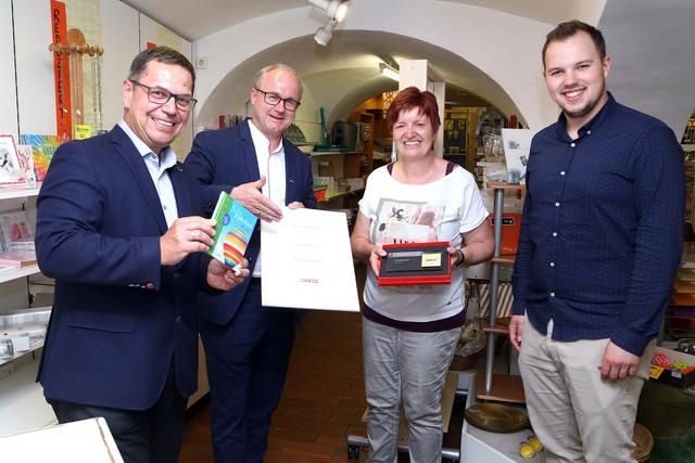 (v.l.): WKO-Leiter Hans Moser, WKO-Grieskirchen Obmann Günther Baschinger, Unternehmerin Stefanie Weinzierl, Bürgermeister Fabian Grüneis