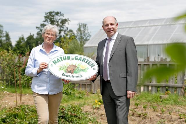 Direktorin Barbara Mayr vom ABZ Salzkammergut und Landesrat Max Hiegelsberger. | Foto: Land OÖ/Denise Stinglmayr