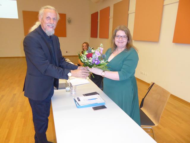 Präsident Walter Edtbauer dankt Christa Sattler