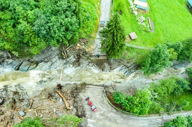 Die Brücke über die Gamskarstraße wurde komplett weggerissen. | Foto: Ronny Katsch