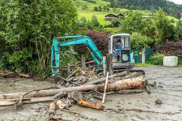 „Bei mir sind es drei große Felder die von der Mure komplett verschüttet wurden. Das Bachbett wurde komplett versetzt, darum läuft das Wasser ungeleitet über die Felder“, ist Georg Lenz verzweifelt. | Foto: Ronny Katsch