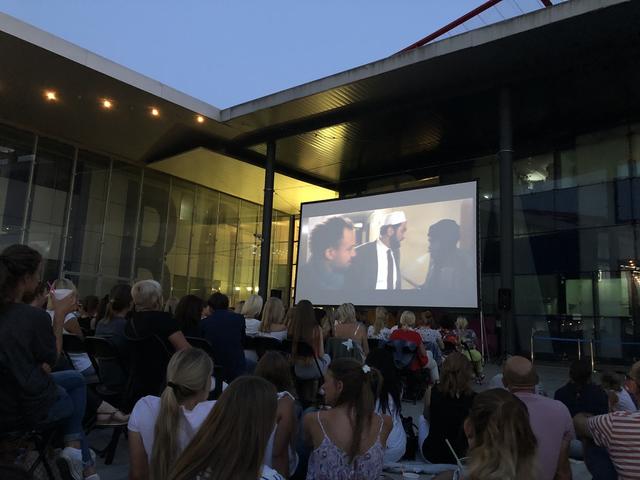 Unter freien Himmel sitzen und einen Kinofilm genießen (wie hier vor ein paar Jahren am Europark) fällt heuer am Salzachsee Corona bedingt leider aus.