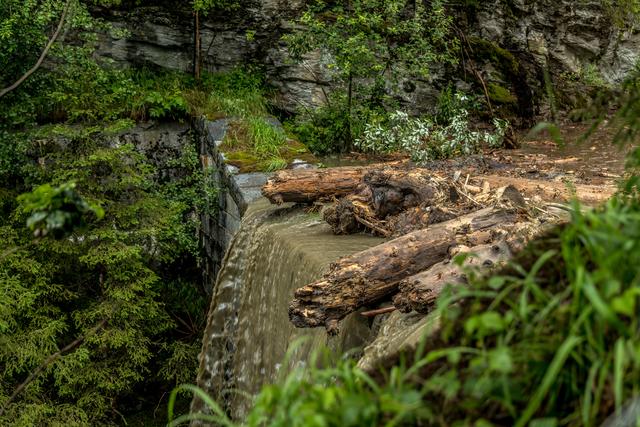 Eine Vermurung der darunter liegenden Häuser konnte damit knapp verhindert werden.  | Foto: Ronny Katsch