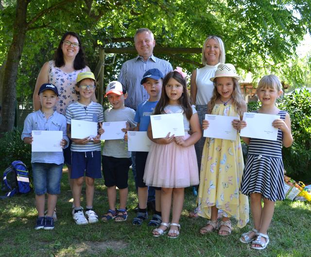 Verabschiedung vom Kindergarten: Schlögl Birgit, Bgm. Wiedenhofer Anton, Kindergarten-Leiterin Kohwalter Sabine mit den Vorschulkindern
Kmeto Thomas, Radner Matteo, Wiedenhofer Jakob, Eckhardt Lukas, Moldovan Daria, Rathmanner Lara und Niemandsfreund Lena