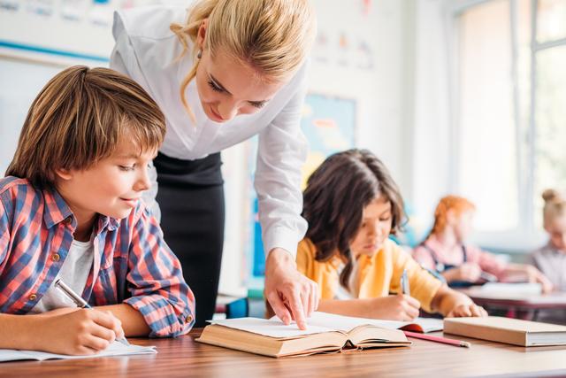 Kurz vor den Sommerferien hat der Konsumentenschutz der Arbeiterkammer Oberösterreich jetzt Nachhilfeinstitute untersucht. Dabei zeigen sich nicht nur Preisunterschiede, sondern auch Differenzen bei der Größe der Gruppen und der Dauer der Einheit (Symbolbild).