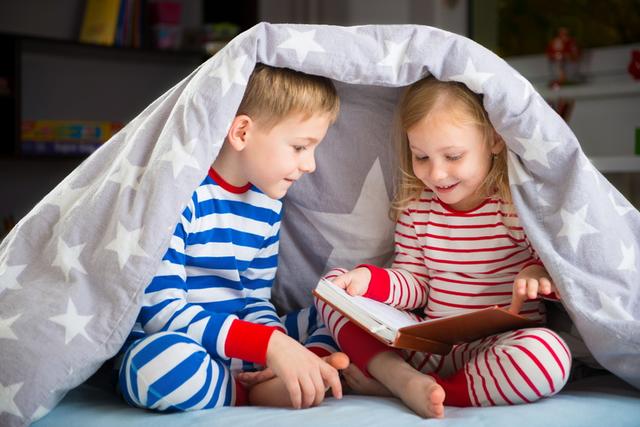 Alle Kinder werden aufgerufen, sich ein Zeichenblatt zu schnappen und mit Wasserfarben, Farbstiften oder Wachsmalkreiden drauf los zu malen.