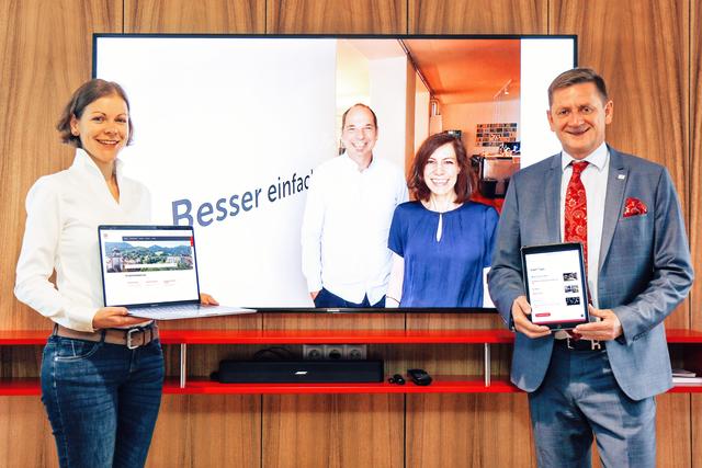 Neuer Onlineauftritt der Stadt Leoben: Content Strategin Cornelia Schuss und Bürgermeister Kurt Wallner, via Web-Screen Hans Auer und Victoria Zedlacher von
der Digitalagentur Fonda.
