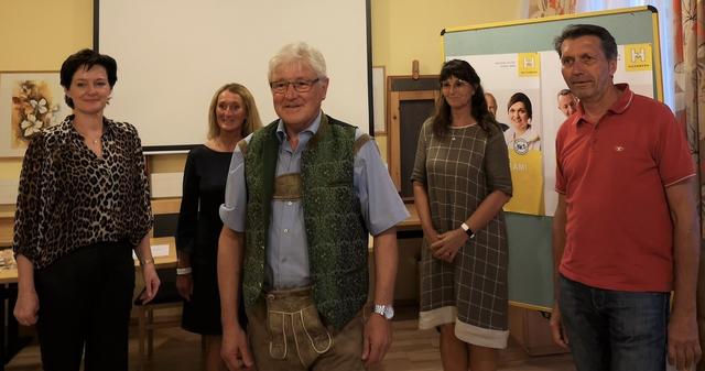 Rechnungsprüferin Heidi Bahn, Hilfswerk Oberösterreich Geschäftsführerin Viktoria Tischler, Obmann Anton Hüttmayr, Hilfswerk Vöcklabruck Leiterin Sabine Jantzen, Obmann Stellvertreter Berthold Reiter (v.l.).