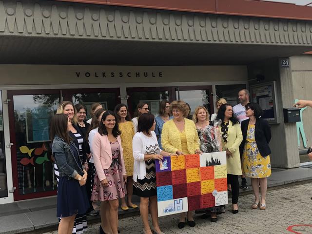 VD Mag. Dr. Herta Ucsnik, Dipl.-Päd. (Mitte, gelbes Kleid) mit ihrem engagierten LehrerInnen Team.