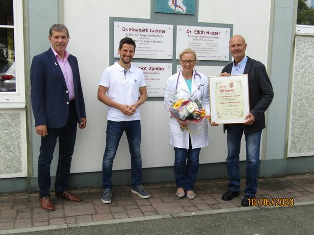 Übergabe der Ehrenurkunde: Gesundheitsstadtrat Heinz Joham, Ingo Gugl, Elisabeth Lackner und Bürgermeister Simon Maier (von links)