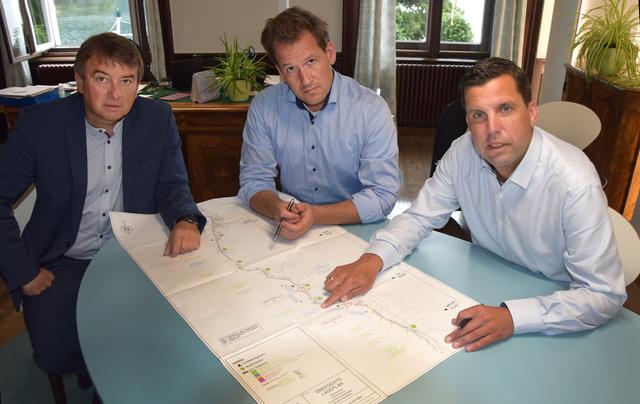 Wenn Bürgermeister Stefan Krapf (r.) und sein Stellvertreter Wolfgang Schlair (Mitte) über den Tourismus „Unterm Stein“ beraten, ist Finanzreferent Thomas Höpoltseder (l.) in der Regel dabei. Er schätzt ab, was Maßnahmen kosten und bringen.