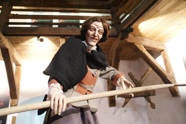 Besucher tauchen bei der neuen Ausstellung auf der Burg Hohenwerfen in die Welt der Hexen und Zauberer ein.