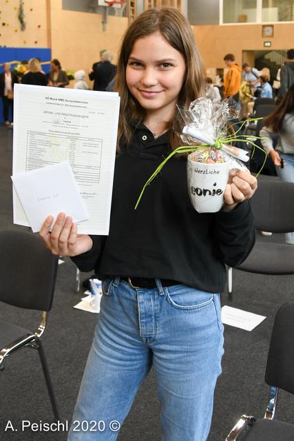 Geschafft! Stolz zeigt Leonie ihr Zeugnis und das Häferl mit ihrem Namen