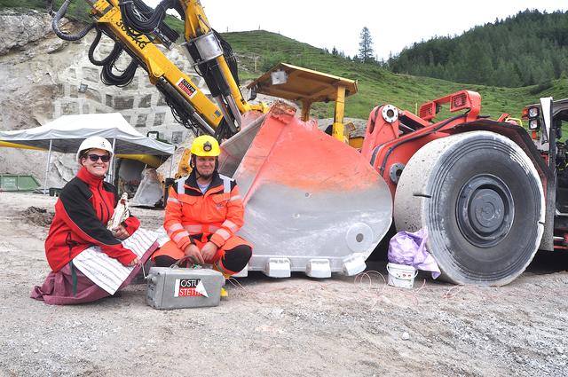 Tunnelanschlag durch Patin Simone Oremovic. | Foto: Kogler