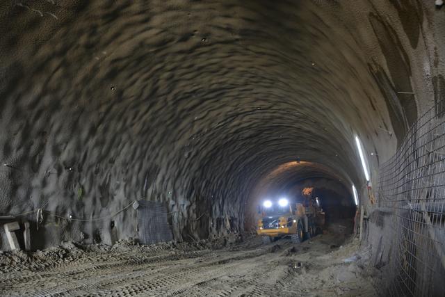 Pro Tag kommen die Bergleute im S7-Tunnel zwei bis drei Meter voran.