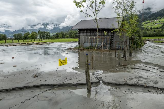 Die Einsatzkräfte evakuierten vorsorglich die Personen aus den beschädigten und gefährdeten Gebäuden. | Foto: Ronny Katsch