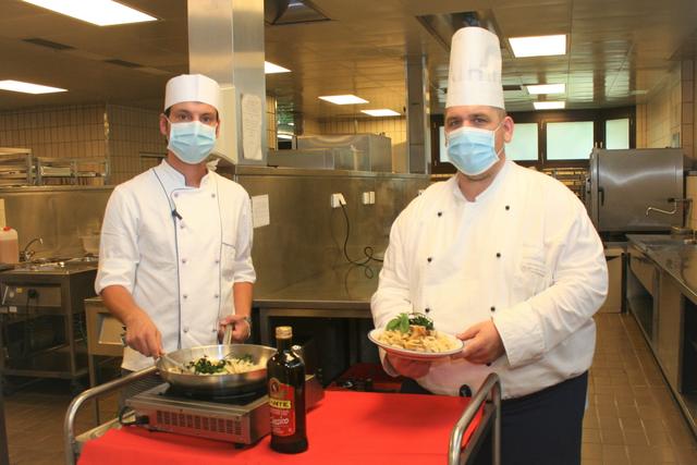 Souschef Georg Mörwald und Küchenleiter Roman Szoldra verwöhnen das Spitalspersonal mit saisonalen Gerichten.