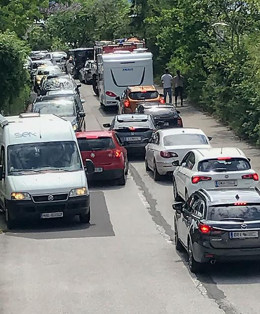 Ein leider vertrautes Bild an Ausflugswochenenden: Kollaps in der Traunsteinstraße.