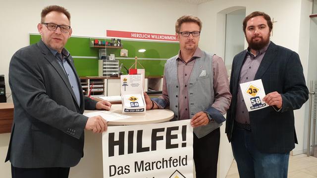 Bürgermeister Clemens Nagel, Verkehrs-Gemeinderat Andreas Turecek (beide SPÖ) und ÖVP Klubchef Gemeindert Mario Freiberg unterschrieben die Petition.