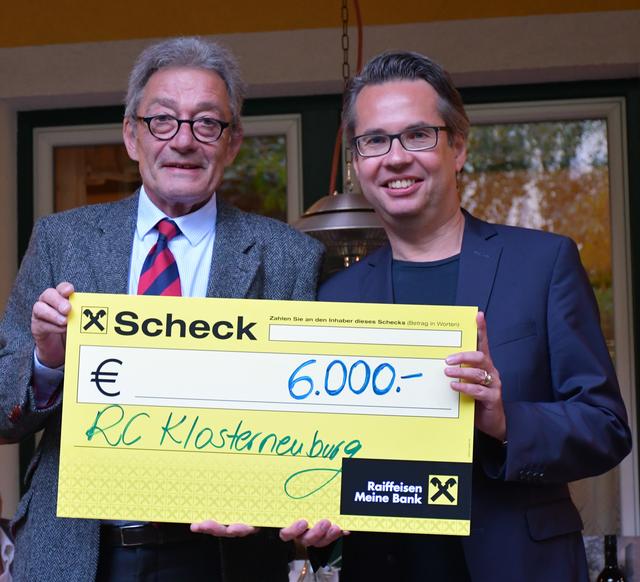 Präsident des RC Klosterneuburg Wolfgang Steinbach übergibt Intendant der Operklosterneuburg Michael Garschall symbolisch den Scheck für drei unterstützte Künstler. | Foto: Rotary Klosterneuburg
