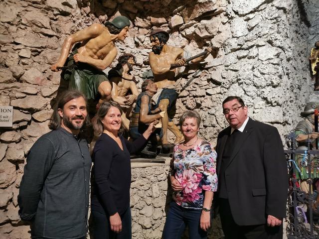 Boris Golob, Ursula Thomann, Gertraud Frank und Pfarrer Wilhelm Ringhofer vor vom Holzwurm befallenen Figuren