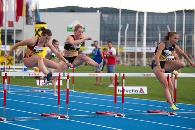 Im 100m-Hürdenlauf der Frauen musste sich die Österreicherin Beate Schrott (mi.) der Slowakin Stanislava Skvarkova (Platz 2) und der Siegerin Luca Kozak aus Ungarn geschlagen geben.