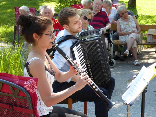 Das Duo Minerva von "Live Music Now" war an zwei Plätzen auf dem Gelände der Residenz zu hören.