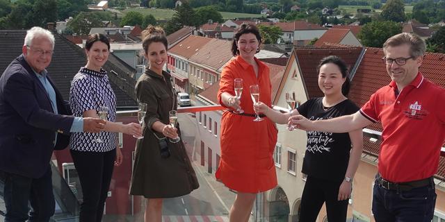 Bgm. Hans Hell und BÖ-Vorständin Daniela Wippel mit den teilnehmenden Gastronomen Barbara Bachinger, Monika Nemetz, Yao Liangjing und Fritz Hahn (nicht am Foto Josef Zischkin)