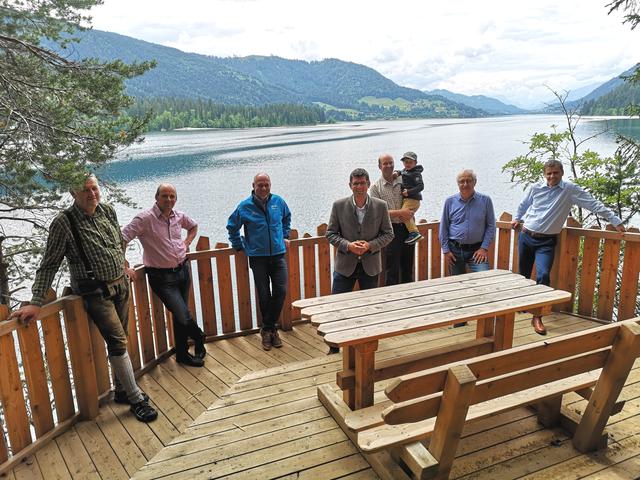 Landesrat Martin Gruber (Mitte) und Vertreter der Region genießen die Aussichtsplattform am Nordufer des Weißensees. | Foto: Miriam Hetzel