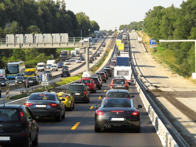Mit dem Sommerferienbeginn startet normalerweise die traditionell verkehrsreichste Zeit des Jahres. Heuer soll das laut ÖAMTC coronabedingt anders werden.