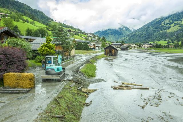 Das Bachbett wurde komplett versetzt, darum läuft das Wasser ungeleitet über die Felder. | Foto: Ronny Katsch