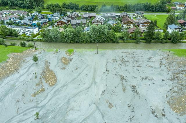 Bauernhof zerstört und Wohnhäuser stark beschädigt. | Foto: Ronny Katsch