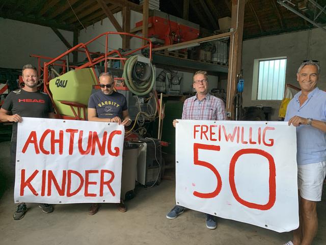 Mit Begeisterung handgemalt vom ÖVP-Team und Christoph Wunderlich werden Plakate angefertigt.