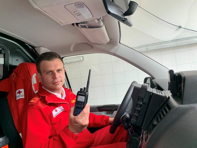 Daniel Hofer mit dem neuen Alarmierungs- und Funkgerät.
