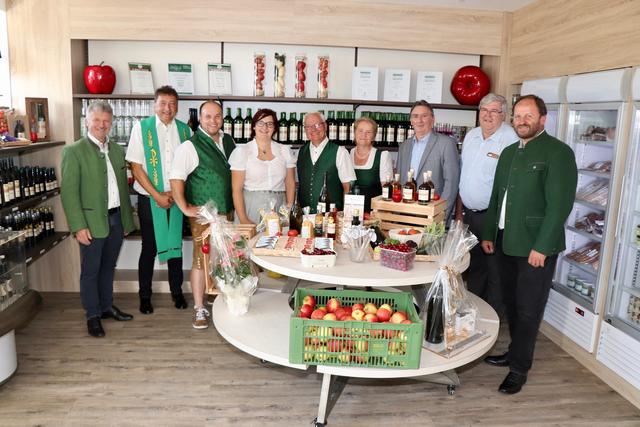 Neuer Hofladen am Reisingerhof: Familie Reisinger im Kreis der Gratulanten, an der Spitze LAbg. Hubert Lang.